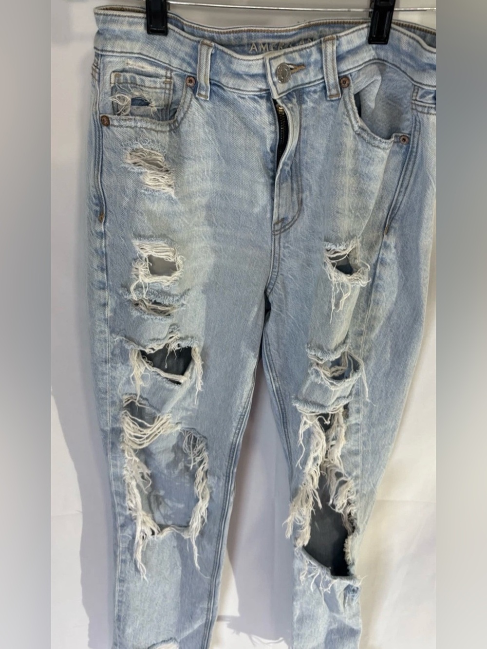 American Eagle Women's Ultra Distressed Mom Jean Light Wash Sz 2